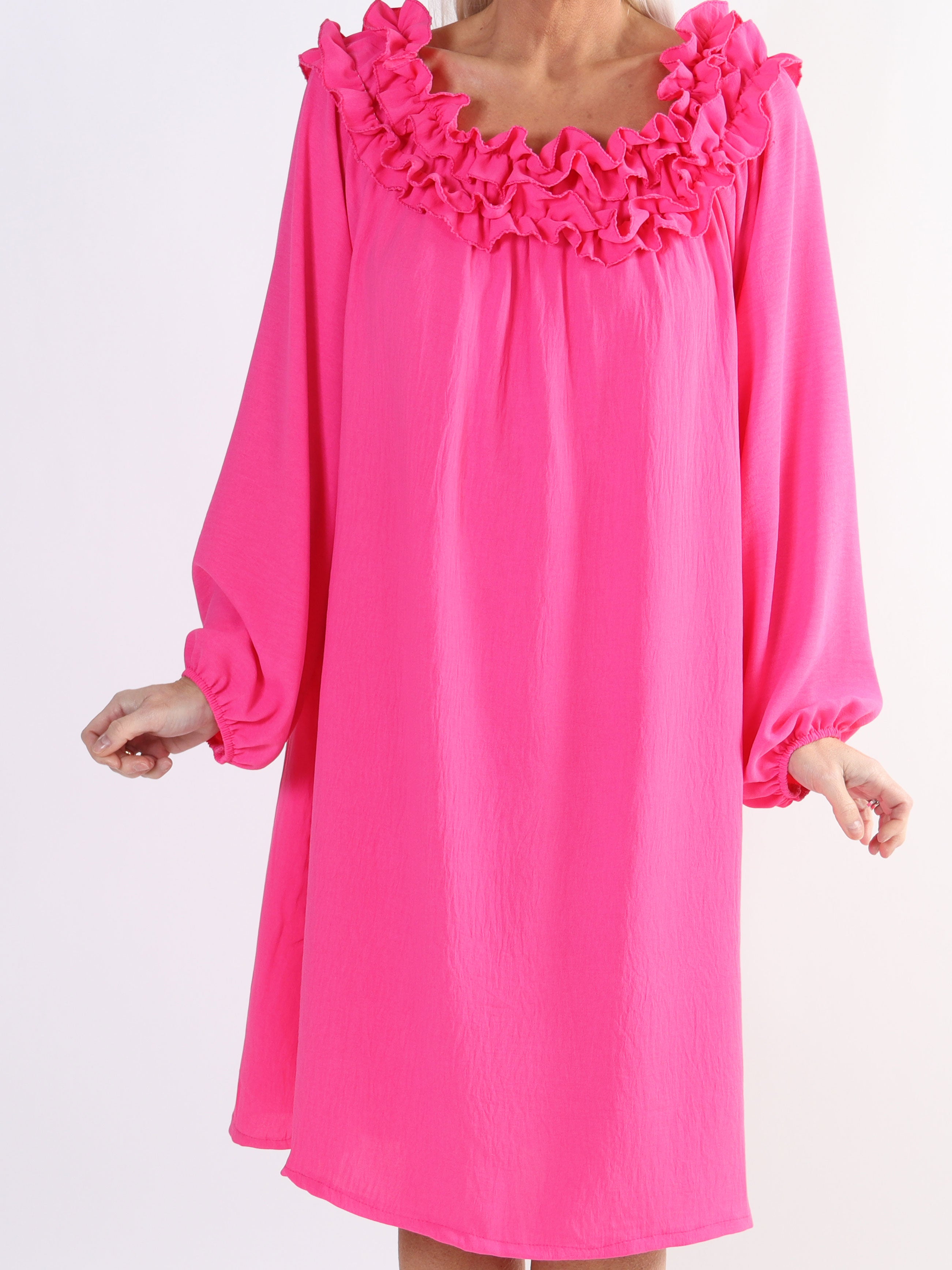 Chili Dress - Plus size klänning med långa ärmar och volanger